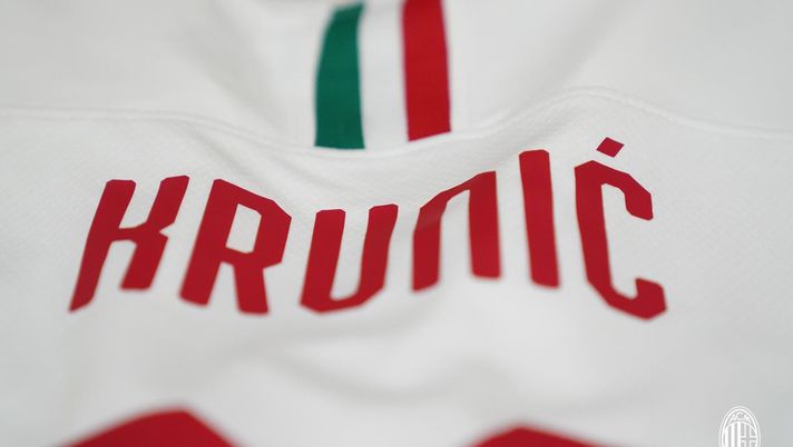La maglia bianca di Rade Krunic, centrocampista del Milan (credits: acmilan.com) 