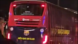 Il pullman dei calciatori del Barcellona lascia il Maradona