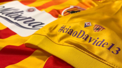 Benevento, contro la Fiorentina in campo con una maglia speciale in memoria di Astori
