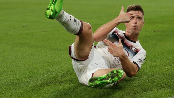 TURIN, ITALY - SEPTEMBER 11: Krzysztof Piatek of Salernitana celebrates with team mates after scoring a first half penalty to give the side a 2-0 lead during the Serie A match between Juventus and Salernitana at Allianz Stadium on September 11, 2022 in Turin, Italy. (Photo by Jonathan Moscrop/Getty Images) Piatek torna da ex: “Oggi solo un punto, con la Fiorentina pensiamo a vincere” - immagine 1
