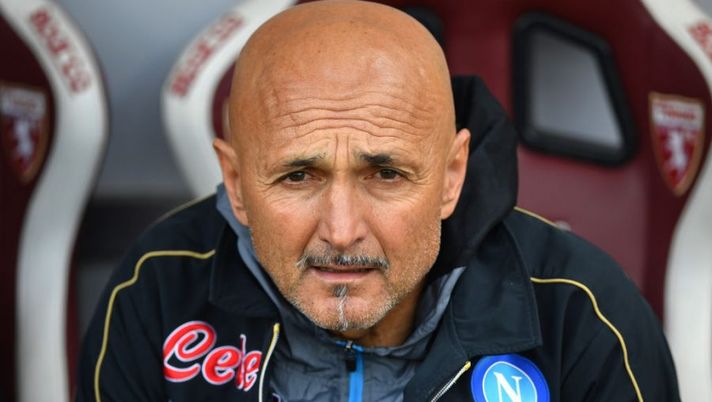 TURIN, ITALY - MARCH 19: Luciano Spalletti, Head Coach of SSC Napoli, looks on during the Serie A match between Torino FC and SSC Napoli at Stadio Olimpico di Torino on March 19, 2023 in Turin, Italy. (Photo by Valerio Pennicino/Getty Images) Spalletti: “Osimhen è un drago a due teste! Kvara, Di Lorenzo, Kim, Meret…” - immagine 1