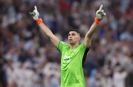 (Photo by Julian Finney/Getty Images) Dibu Martinez