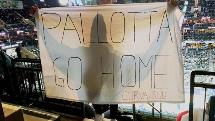 Roma, Pallotta contestato anche negli Usa: spunta lo striscione “Go home” – FOTO – VIDEO 