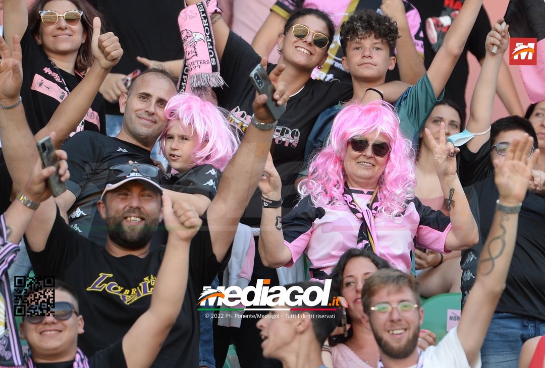 Fototifo, facce da Serie B. I tifosi allo stadio per Palermo-Padova 1-0 - immagine 18