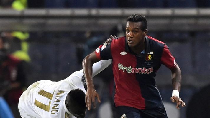AC Milan's forward from France M'Baye Niang (L) fights for the ball with Genoa's midfielder from Brazil Andrade Edenilson during the Italian Serie A football match Genoa vs AC Milan at 'Luigi Ferraris' Stadium in Genova on October 25, 2016. / AFP / GIUSEPPE CACACE (Photo credit should read GIUSEPPE CACACE/AFP/Getty Images) Edenilson, che sorpresa: può andar via subito dall’Italia. Ma il Genoa… - immagine 1