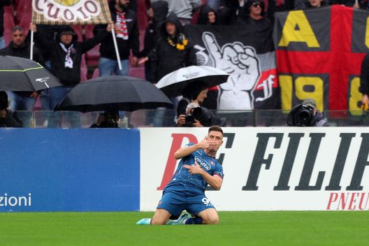 SALERNO, ITALY - NOVEMBER 05: Krzysztof Piatek of US Salernitana celebrates after scoring the 1-0 goal during the Serie A match between Salernitana and US Cremonese at Stadio Arechi on November 05, 2022 in Salerno, Stadio Arechi. (Photo by Francesco Pecoraro/Getty Images) Piatek e quel desiderio viola mai scomparso: stasera il grande ritorno- immagine 2