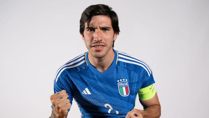 TIRRENIA, ITALY - JUNE 15: Sandro Tonali of Italy U21 poses during a portrait session at Centro di Preparazione Olimpica on June 15, 2023 in Tirrenia, Italy. (Photo by Tullio M. Puglia/Getty Images) Romano: “Tonali, fasi finali della trattativa tra Milan e Newcastle: tutte le cifre sul tavolo” - immagine 1
