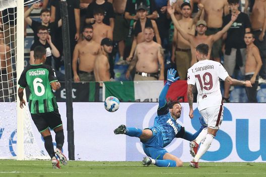 REGGIO NELL'EMILIA, ITALY - SEPTEMBER 17: Antonio Sanabria (R) of Torino FC misses a chance to score during the Serie A match between US Sassuolo and Torino FC at Mapei Stadium - Citta' del Tricolore on September 17, 2021 in Reggio nell'Emilia, Italy. (Photo by Marco Luzzani/Getty Images) REGGIO NELL'EMILIA, ITALY - SEPTEMBER 17: Antonio Sanabria (R) of Torino FC misses a chance to score during the Serie A match between US Sassuolo and Torino FC at Mapei Stadium - Citta' del Tricolore on September 17, 2021 in Reggio nell'Emilia, Italy. (Photo by Marco Luzzani/Getty Images)