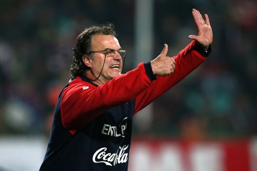 ZILINA, SLOVAKIA - NOVEMBER 17: Marcelo Bielsa, head coach of Chile reacts during the international friendly match between Slovakia and Chile at the MSK Zilina stadium on November 17, 2009 in Zilina, Slovakia. (Photo by Alexander Hassenstein/Bongarts/Getty Images) Bilbao, Bielsa a un passo dall’accordo con l’Athletic: dipende dalle… elezioni- immagine 2