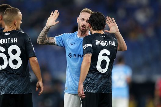 Lazzari discute con Mario Rui Lazzari