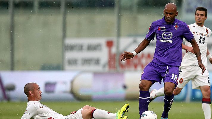 FLORENCE, ITALY - MAY 13: Ruben Olivera of ACF Fiorentina fights for the ball with Radja Nainggolan of Cagliari Calcio during the Serie A match between ACF Fiorentina and Cagliari Calcio at Stadio Artemio Franchi on May 13, 2012 in Florence, Italy. (Photo by Gabriele Maltinti/Getty Images) FLORENCE, ITALY - MAY 13: Ruben Olivera of ACF Fiorentina fights for the ball with Radja Nainggolan of Cagliari Calcio during the Serie A match between ACF Fiorentina and Cagliari Calcio at Stadio Artemio Franchi on May 13, 2012 in Florence, Italy. (Photo by Gabriele Maltinti/Getty Images)