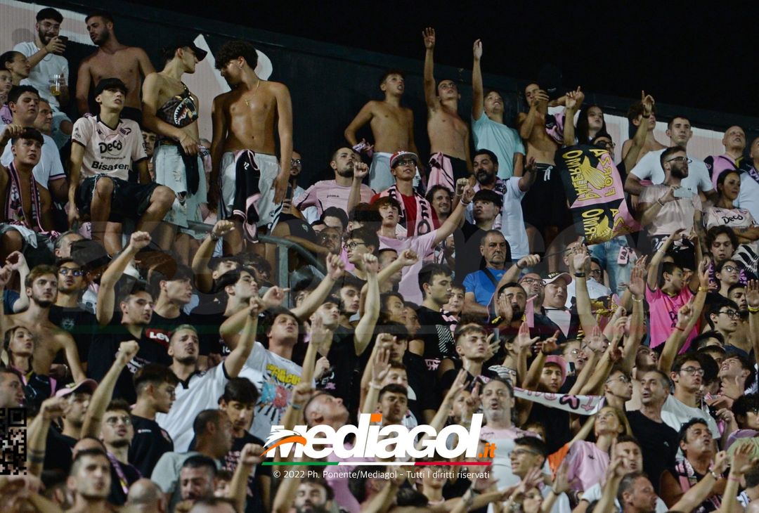 FOTOTIFO, Palermo-Genoa 1-0: i tifosi allo stadio “Renzo Barbera” (Gallery) - immagine 75