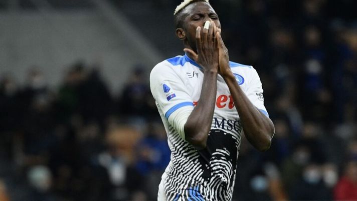 Napoli's Nigerian forward Victor Osimhen reacts during the Italian Serie A football match between Inter and Napoli, at the San Siro Stadium in Milan, on November 21, 2021. (Photo by Filippo MONTEFORTE / AFP) (Photo by FILIPPO MONTEFORTE/AFP via Getty Images) Napoli, la Gazzetta: “Osimhen ci proverà. Missione ridurre tre mesi di stop in due” - immagine 1