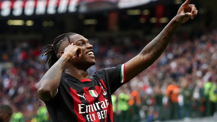 MILAN, ITALY - APRIL 23: Rafael Leao of AC Milan celebrates after scoring the team's first goal during the Serie A match between AC Milan and US Lecce at Stadio Giuseppe Meazza on April 23, 2023 in Milan, Italy. (Photo by Marco Luzzani/Getty Images) Gli attaccanti per la 32a giornata di Serie A: ecco la divisione in fasce al fantacalcio- immagine 1