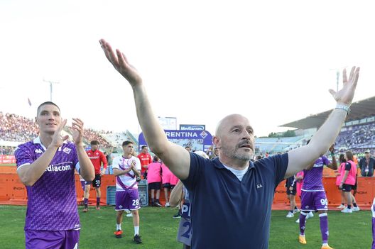 FLORENCE, ITALY - MAY 27: Head coach Vincenzo Italiano manager of ACF Fiorentina greets the fans after during the Serie A match between ACF Fiorentina and AS Roma at Stadio Artemio Franchi on May 27, 2023 in Florence, Italy. (Photo by Gabriele Maltinti/Getty Images) Pradè: “Onorato il Franchi. Adesso cercheremo di fare qualcosa di importante”- immagine 2