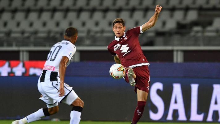 TURIN, ITALY - JUNE 23:  Sasa Lukic (R) of Torino FC controls the ball during the Serie A match between Torino FC and  Udinese Calcio at Stadio Olimpico di Torino on June 23, 2020 in Turin, Italy.  (Photo by Valerio Pennicino/Getty Images)