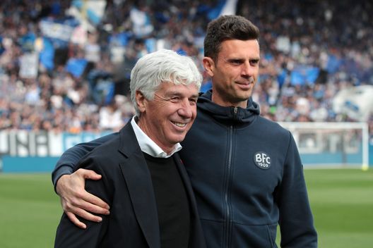 BERGAMO, ITALY - APRIL 08: Gian Piero Gasperini, Head Coach of Atalanta BC, poses for a photo with Thiago Motta, Head Coach of Bologna FC prior to the Serie A match between Atalanta BC and Bologna FC at Gewiss Stadium on April 08, 2023 in Bergamo, Italy. (Photo by Emilio Andreoli/Getty Images) Gasperini: “Sotto di noi hanno alzato il livello”. E ora c’è la Fiorentina- immagine 2