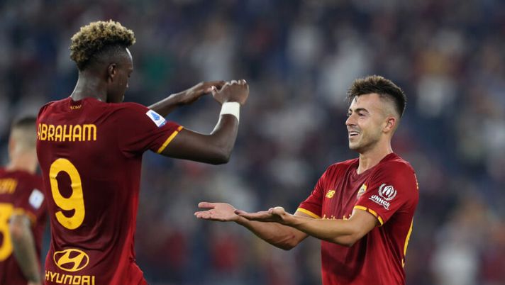 ROME, ITALY - SEPTEMBER 12: Stephan El Shaarawy with his teammate Tammy Abraham of AS Roma celebrates after scoring the team's second goal during the Serie A match between AS Roma and US Sassuolo at Stadio Olimpico on September 12, 2021 in Rome, Italy (Photo by Paolo Bruno/Getty Images) NEWS – Koopmeiners, Berardi, El Shaarawy, Abraham, Lautaro, Barak, Lukic, Botheim: le novità - immagine 1