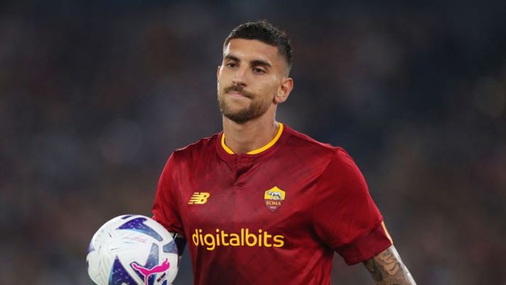 ROME, ITALY - OCTOBER 23: Lorenzo Pellegrini of AS Roma looks on during the Serie A match between AS Roma and SSC Napoli at Stadio Olimpico on October 23, 2022 in Rome, Italy. (Photo by Paolo Bruno/Getty Images) CorSport: “Pellegrini si allena col caschetto, la sua gestione in Europa League” - immagine 1