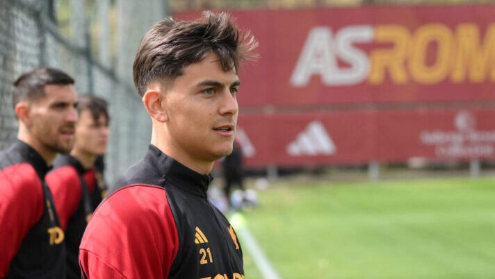ROME, ITALY - MARCH 30: AS Roma player Paulo Dybala during training session at Centro Sportivo Fulvio Bernardini on March 30, 2024 in Rome, Italy. (Photo by Luciano Rossi/AS Roma via Getty Images) NEWS – Dybala, Dia, Malinovskyi, Retegui, Kostic, Banda, Audero, Zirkzee, Scalvini e c’è Folorunsho - immagine 1