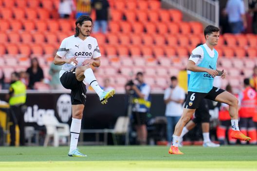 VALENCIA, SPAIN - SEPTEMBER 17: Edinson Cavani of Valencia CF warms up prior to the LaLiga Santander match between Valencia CF and RC Celta at Estadio Mestalla on September 17, 2022 in Valencia, Spain. (Photo by Aitor Alcalde/Getty Images) Cavani, buona la prima con il Valencia: “Mestalla, che atmosfera! Gattuso grande motivatore” - immagine 1