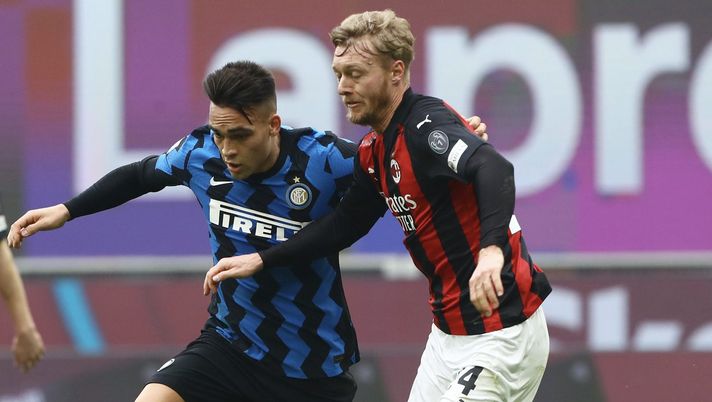 Simon Kjaer (difensore AC Milan), qui contro Lautaro Martínez durante Milan-Inter (Serie A 2020-2021) | News (Getty Images) 