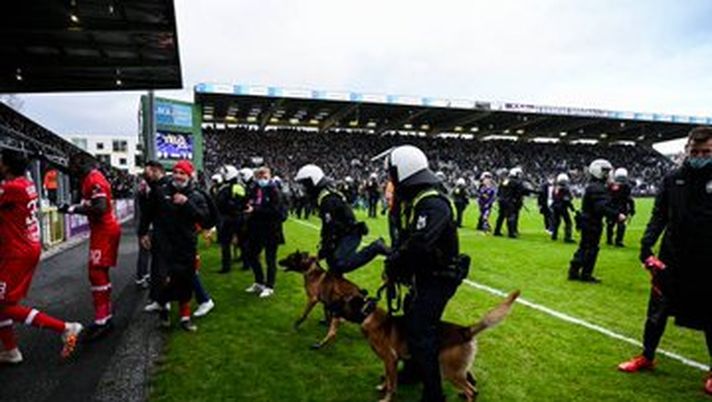 Dopo le follie dei derby Vallone e di Anversa: trasferte vietate per 2 settimane in Belgio Dopo le follie dei derby Vallone e di Anversa: trasferte vietate per 2 settimane in Belgio - immagine 1