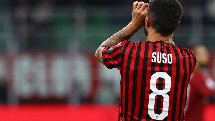 MILAN, ITALY - OCTOBER 31:  Fernandez Suso of AC Milan celebrates after scoring the opening goal during the Serie A match between AC Milan and SPAL at Stadio Giuseppe Meazza on October 31, 2019 in Milan, Italy.  (Photo by Marco Luzzani/Getty Images) 