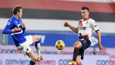 GENOA, ITALY - DECEMBER 19: Jakub Jankto of UC Sampdoria and Arkadiusz Reca of FC Crotone during the Serie A match between UC Sampdoria and FC Crotone at Stadio Luigi Ferraris on December 19, 2020 in Genoa, Italy. (Photo by Paolo Rattini/Getty Images)
