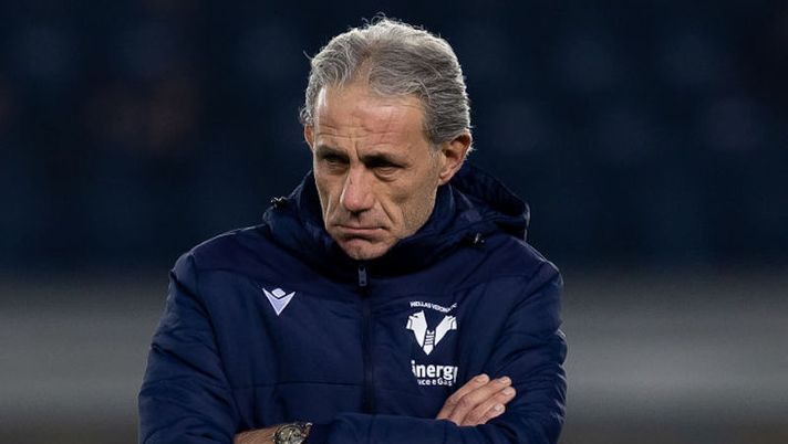 VERONA, ITALY - JANUARY 09: Marco Zaffaroni, Head Coach of Hellas Verona FC looks on prior to the Serie A match between Hellas Verona and US Cremonese at Stadio Marcantonio Bentegodi on January 09, 2023 in Verona, Italy. (Photo by Emmanuele Ciancaglini/Getty Images) Zaffaroni: “Quando torna Faraoni! Duda, Veloso, Gaich, Verdi e la decisione su Doig” - immagine 1