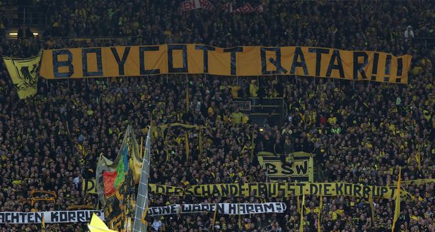 DORTMUND, GERMANY - NOVEMBER 05: Fans of Dortmund hold banners in protest to the upcoming FIFA World Cup in Qatar prior to the Bundesliga match between Borussia Dortmund and VfL Bochum 1848 at Signal Iduna Park on November 05, 2022 in Dortmund, Germany. (Photo by Dean Mouhtaropoulos/Getty Images) #DiversityWins”, l’aereo che porta la Germania a difesa dei diritti umani- immagine 2