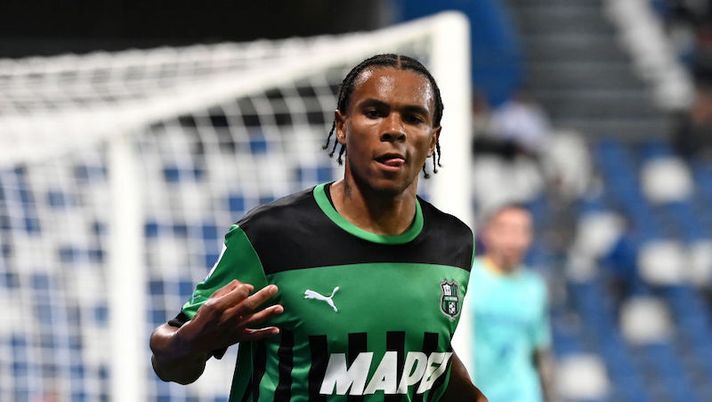REGGIO NELL'EMILIA, ITALY - OCTOBER 24: Armand Lauriente of US Sassuolo celebrates after scoring their side's first goal during the Serie A match between US Sassuolo and Hellas Verona at Mapei Stadium - Citta' del Tricolore on October 24, 2022 in Reggio nell'Emilia, Italy. (Photo by Alessandro Sabattini/Getty Images) Sassuolo, dal dubbio in difesa a Henrique e Laurienté: la probabile formazione - immagine 1