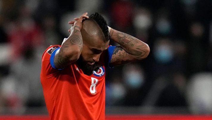 SANTIAGO, CHILE - OCTOBER 10: Arturo Vidal of Chile gestures during a match between Chile and Paraguay as part of South American Qualifiers for Qatar 2022 at Estadio San Carlos de Apoquindo on October 10, 2021 in Santiago, Chile. (Photo by Esteban Felix - Pool/Getty Images) Cile, Arturo Vidal fa decidere i tifosi: “Vado avanti con la Nazionale oppure no?” - immagine 1