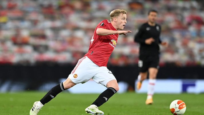 MANCHESTER, ENGLAND - APRIL 15: Donny van de Beek of Manchester United in action during the UEFA Europa League Quarter Final Second Leg match between Manchester United and Granada CF at Old Trafford on April 15, 2021 in Manchester, England. Sporting stadiums around Europe remain under strict restrictions due to the Coronavirus Pandemic as Government social distancing laws prohibit fans inside venues resulting in games being played behind closed doors. (Photo by Stu Forster/Getty Images) MANCHESTER, ENGLAND - APRIL 15: Donny van de Beek of Manchester United in action during the UEFA Europa League Quarter Final Second Leg match between Manchester United and Granada CF at Old Trafford on April 15, 2021 in Manchester, England. Sporting stadiums around Europe remain under strict restrictions due to the Coronavirus Pandemic as Government social distancing laws prohibit fans inside venues resulting in games being played behind closed doors. (Photo by Stu Forster/Getty Images)
