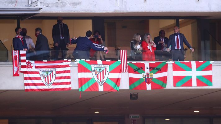 SEVILLE, SPAIN - APRIL 03: Athletic Club banners are seen in the stands prior to the Copa Del Rey Final match between Real Sociedad and Athletic Club at Estadio de La Cartuja on April 03, 2021 in Seville, Spain. Sporting stadiums around Spain remain under strict restrictions due to the Coronavirus Pandemic as Government social distancing laws prohibit fans inside venues resulting in games being played behind closed doors. (Photo by Fran Santiago/Getty Images) SEVILLE, SPAIN - APRIL 03: Athletic Club banners are seen in the stands prior to the Copa Del Rey Final match between Real Sociedad and Athletic Club at Estadio de La Cartuja on April 03, 2021 in Seville, Spain. Sporting stadiums around Spain remain under strict restrictions due to the Coronavirus Pandemic as Government social distancing laws prohibit fans inside venues resulting in games being played behind closed doors. (Photo by Fran Santiago/Getty Images)