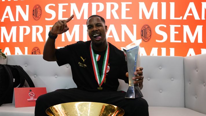 MILAN, ITALY - MAY 22: Mike Maignan celebrates the winning of Serie A at Casa Milan at the end of the Serie A match between US Sassuolo and AC Milan at on May 22, 2022 in Milan, Italy. (Photo by Pier Marco Tacca/AC Milan via Getty Images)