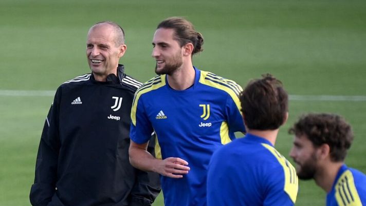 Juventus' Italian head coach Massimiliano Allegri (L) and Juventus' French midfielder Adrien Rabiot (2ndL) attend a training session on September 28, 2021 at the Continassa training ground in Turin, on the eve of the UEFA Champions League Group H football match between Juventus and Chelsea. (Photo by MARCO BERTORELLO / AFP) (Photo by MARCO BERTORELLO/AFP via Getty Images) BREAKING – Novità per la Juve: Rabiot è positivo al Covid con la Francia! - immagine 1