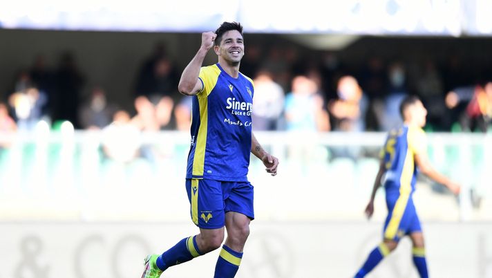 VERONA, ITALY - OCTOBER 24:  Giovanni Simeone of Hellas Verona celebrates after scoring his team's third goal during the Serie A match between Hellas and SS Lazio at Stadio Marcantonio Bentegodi on October 24, 2021 in Verona, Italy.  (Photo by Alessandro Sabattini/Getty Images) 