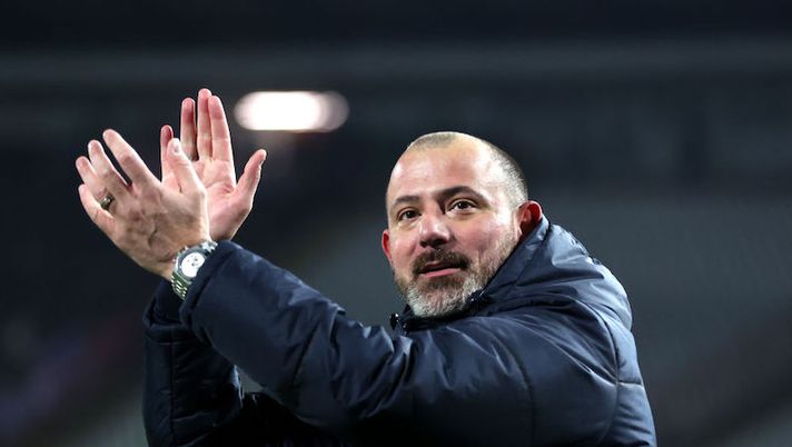 BELGRADE, SERBIA - MARCH 17: Dejan Stankovic, Manager of Crvena Zvezda applauds fans during the UEFA Europa League Round of 16 Leg Two match between Crvena Zvezda and Rangers FC at Rajko Mitic Stadium on March 17, 2022 in Belgrade, Serbia. (Photo by Alex Pantling/Getty Images) Sky: “Samp, per la panchina salgono le quotazioni di Stankovic. Due le alternative” - immagine 1