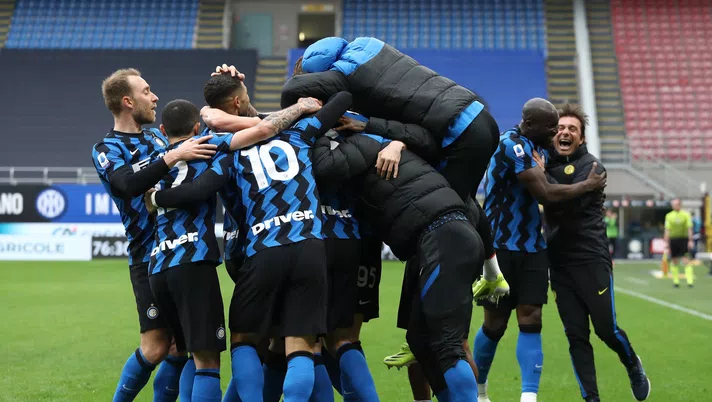 MILAN, ITALY - APRIL 11: Matteo Darmian of FC Internazionale celebrates with team mates and Antonio Conte (R), Head Coach of FC Internazionale after scoring the opening goal during the Serie A match between FC Internazionale  and Cagliari Calcio at Stadio Giuseppe Meazza on April 11, 2021 in Milan, Italy. (Photo by Marco Luzzani/Getty Images)