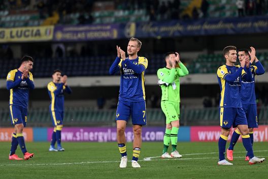 VERONA, ITALY - NOVEMBER 30: Hellas Verona players and Antonin Barak of Hellas Verona greet their fans during the Serie A match between Hellas Verona FC v Cagliari Calcio at Stadio Marcantonio Bentegodi on November 30, 2021 in Verona, Italy. (Photo by Alessandro Sabattini/Getty Images) Alla Fiorentina serve davvero Barak? Mix di fisicità, tecnica e voglia di gol- immagine 3