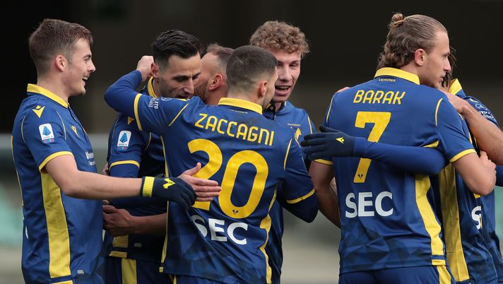 VERONA, ITALY - JANUARY 10: Nikola Kalinic of Hellas Verona celebrates with his team-mates after scoring the opening goal during the Serie A match between Hellas Verona FC and FC Crotone at Stadio Marcantonio Bentegodi on January 10, 2021 in Verona, Italy. (Photo by Emilio Andreoli/Getty Images) 