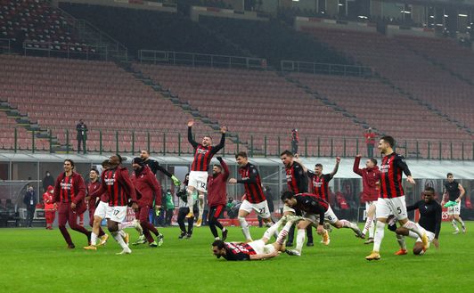 I giocatori del Milan festeggiano sotto la curva Sud (vuota) l'ottimo 2020 I giocatori del Milan festeggiano sotto la curva Sud (vuota) l'ottimo 2020