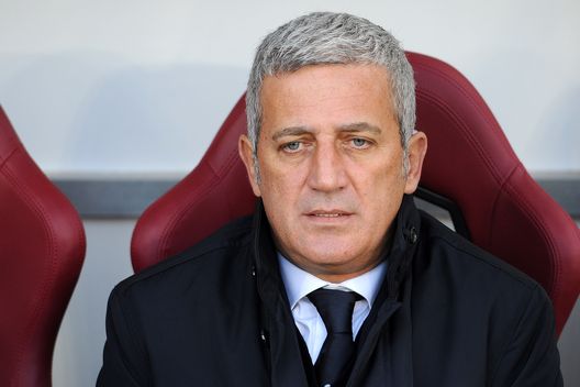 TURIN, ITALY - DECEMBER 08: SS Lazio head coach Vladimir Petkovic looks on prior to the Serie A match between Torino FC and SS Lazio at Stadio Olimpico di Torino on December 8, 2013 in Turin, Italy. (Photo by Valerio Pennicino/Getty Images) Petkovic, manita fatale: esonerato dal Bordeaux - immagine 1