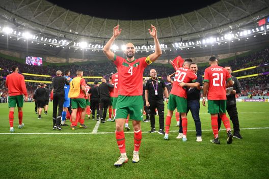 DOHA, QATAR - DECEMBER 10: Sofyan Amrabat of Morocco applauds fans after the team's 1-0 victory in the FIFA World Cup Qatar 2022 quarter final match between Morocco and Portugal at Al Thumama Stadium on December 10, 2022 in Doha, Qatar. (Photo by Justin Setterfield/Getty Images) 4-5-1, il modulo che esalta Amrabat: meno regista, più difensore- immagine 2