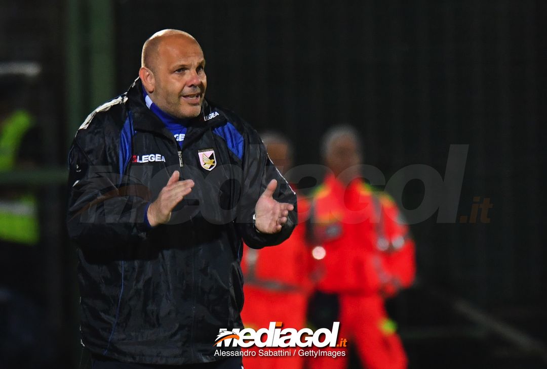  VENICE, ITALY - APRIL 27:  Bruno Tedino head coach of US Citta di Palermo issues instructions to his players during the serie B match between Venezia FC and US Citta di Palermo at Stadio Pier Luigi Penzo on April 27, 2018 in Venice, Italy.  (Photo by Alessandro Sabattini/Getty Images) 
