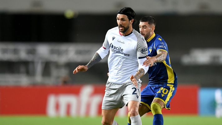 VERONA, ITALY - MAY 17: Roberto Soriano of Bologna FC is challenged by Mattia Zaccagni of Hellas Verona F.C. during the Serie A match between Hellas Verona FC and Bologna FC at Stadio Marcantonio Bentegodi on May 17, 2021 in Verona, Italy. Sporting stadiums around Italy remain under strict restrictions due to the Coronavirus Pandemic as Government social distancing laws prohibit fans inside venues resulting in games being played behind closed doors. (Photo by Alessandro Sabattini/Getty Images) VERONA, ITALY - MAY 17: Roberto Soriano of Bologna FC is challenged by Mattia Zaccagni of Hellas Verona F.C. during the Serie A match between Hellas Verona FC and Bologna FC at Stadio Marcantonio Bentegodi on May 17, 2021 in Verona, Italy. Sporting stadiums around Italy remain under strict restrictions due to the Coronavirus Pandemic as Government social distancing laws prohibit fans inside venues resulting in games being played behind closed doors. (Photo by Alessandro Sabattini/Getty Images)
