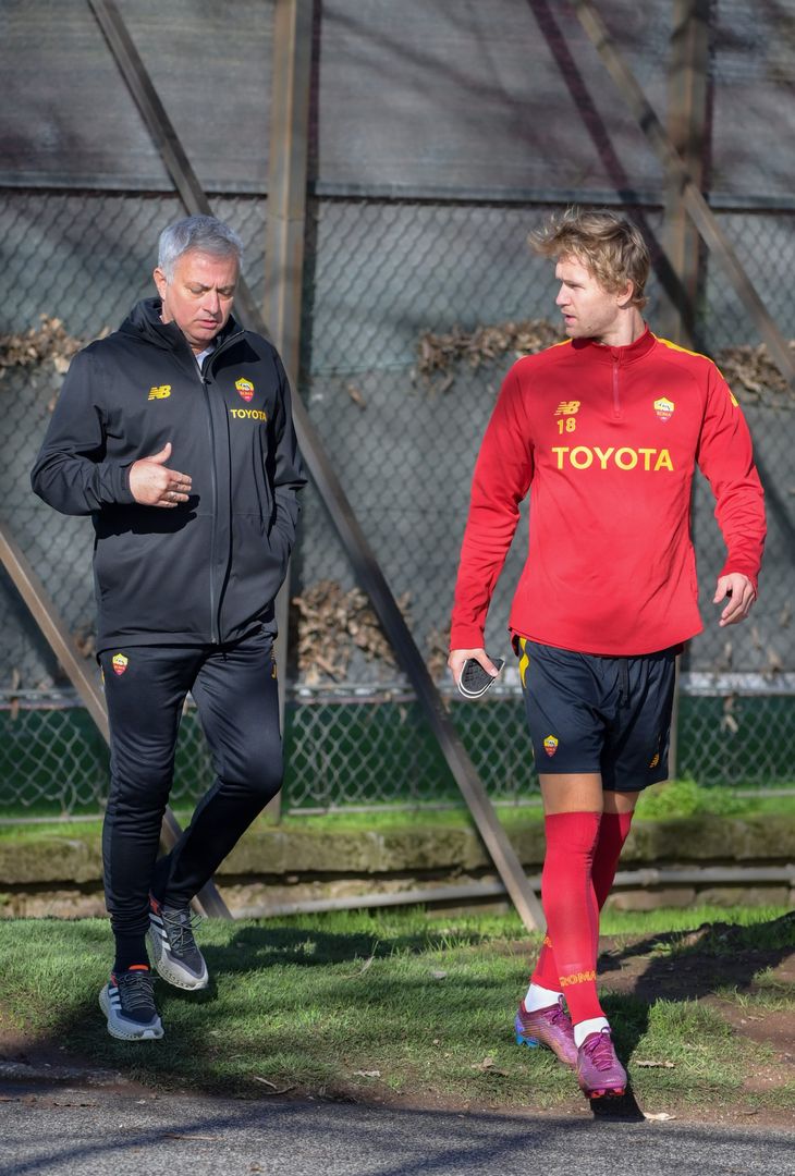 Roma, allenamento in vista del Genova. Mourinho parla con Solbakken – FOTO GALLERY - immagine 45