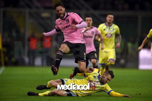 PALERMO, ITALY - DECEMBER 22:  Andrea Rispoli (Top) of Palermo jumps as Michele Fornasier of Pescara falls during the Serie A match between US Citta di Palermo and Pescara Calcio at Stadio Renzo Barbera on December 22, 2016 in Palermo, Italy.  (Photo by Tullio M. Puglia/Getty Images) 