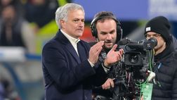 Roma-Cremonese, ovazione per Mourinho: lui saluta e si batte la mano sul cuore